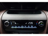 ★エアコンはオートタイプが装着済みです!オートモードにしておけば、車内温度を設定するだけで風の料や吹き出し口の切り替えを機械が行ってくれます!一年中快適な環境を作れますよ♪