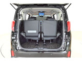 ラゲッジルームは、大容量のスペースを確保。普段のお買い物からレジャーまで、幅広く活躍してくれます!また、リアシートを倒すことでバリエーション豊かにお使いいただけます。