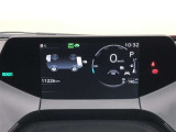 【トップマウントメーター】7インチディスプレイにミニマルなグラフィックメーターやLEDインジケーターを表示します。視線移動少なく表示が確認できる、運転に集中しやすい構成となっています。
