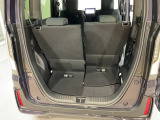 後席のシートをスライドさせると、広い荷室空間が生まれます。