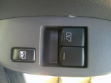 パワーウィンドウは運転席のスイッチのみオート機能も装備されております。ウィンドウロックも装備されています。