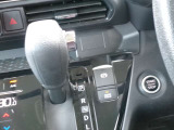 電動パーキングブレーキ装備!また、オートブレーキホールド機能もありますので、停車時ブレーキペダルから足を離してもブレーキ力を保持しているので動き出しません。(アクセルペダルを踏むと解除され発進します)