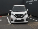 ヘッドライトの上向き下向きを自動で切り替えてくれます。対向車や前方の車にも迷惑をかけにくくなります。