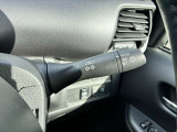 オートライト機能付きです♪またハイビームアシストで、先行車または対向車や周囲の明るさなどに応じ、自動的にハイビーム(上向き)とロービーム(下向き)を切り替えます♪