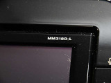 日産純正ナビゲーション9インチ大画面のMM318D-Lが付いています。