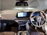 BMWの運転席はドライバーオリエンテッドという構造を採用。ドライバー目線の操作がしやすい設計になっており、ドライブ中にも目線の移動が少なく運転中にも簡単に操作ができます。