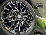 【18インチアルミホイール】外観にマッチしたアルミホイールを装着しております。各種アルミホイールや、スタッドレスタイヤも取扱いしております。是非ご相談ください♪