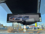 インテリジェントルームミラーは、車両後方のカメラ映像をミラー面に映し出すので、同乗者や積み荷などの車内状況や、天候などに影響されずいつでもクリアな後方視界が得られます。