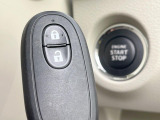 【キーレススタートシステム】カバンやポケットに入れたままでもドアの施錠・解錠が可能なスマートキーを装備。エンジンのオン・オフ時もカギを取り出す必要が無いからとっても便利です♪
