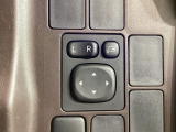狭い駐車場で便利な電動格納ドアミラーが付いています。