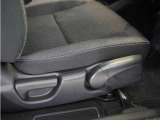 【ハイトアジャスター】レバーの上下操作だけで、座面を運転しやすい高さへ簡単に調節できます。