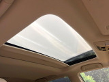 【サンルーフ】開放感たっぷりの希少装備、サンルーフが装着されています!車内に明かりを取り入れたり景色を楽しむ以外にも、車内の空気も簡単に換気できて快適です!