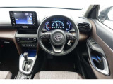 スポーティームード溢れる運転席周りですね。 クイックなドライビングに対応できるよな運転席回りになっています。 ドライブがますます楽しくなりますね!