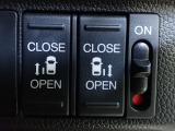 運転席からもスライドドアをボタン操作でスピーディーに開閉できます!またスマートキーでも操作できるので便利です。