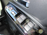 全席パワーウィンドウとなっています。運転席はオートになっているのでワンタッチ開閉することが出来ます。