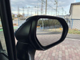 ウインカーミラーにはBSM(ブラインドスポットモニター)を搭載。隣を走る車両が死角に入るとLEDインジケーターを点灯。また、ウィンカーを出すとインジケーターも光って点滅!注意を促してくれます。