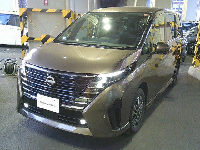 セレナ 1.4 e-4ORCE ハイウェイスターV 4WD 