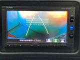 バックでの車庫入れも安心です! リアカメラが付いているバックモニター付のナビを装備しております。操作線もついており距離感も画面から確認できます。