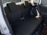 コンパクトでも車内広々。頭上空間も広く快適にお過ごしいただけます。後席足元空間も十分な広さを確保しております。座面も厚く快適です。