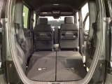 リアシートを倒すと、ラゲッジスペースを広くお使いいただけます!