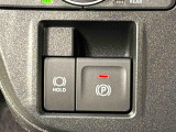 指先だけで簡単に操作が可能な電動パーキングブレーキを採用。「HOLD」スイッチを押すと、渋滞や信号待ちなどでブレーキペダルから足を離しても、ブレーキを保持するので安心です