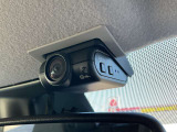 日産オリジナルドライブレコーダー(フロント+室内)搭載しております。車室内カメラで車内および車側面を撮影。走行中の幅寄せ対策や後方撮影にも対応しております。