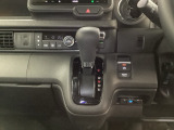 シフトはインパネシフト、パーキングブレーキは電子制御となっています。