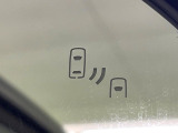 【ブラインドスポットモニター】走行中、ドアミラーの死角になりやすい箇所に後続車が接近するとサイドミラーのレンズに警告を表示!ドライバーに注意喚起をしてくれます。