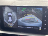 【パノラマモニター】専用のカメラにより、上から見下ろしたような視点で360度クルマの周囲を確認することができます☆死角部分も確認しやすく、狭い場所での切り返しや駐車もスムーズに行えます。