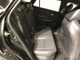 【後部座席】も当然、綺麗・清潔に仕上げております。内装の綺麗なお車は気持ちが良いですし、コンディションのいい車が多いです。これもオススメの1台です。