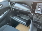 グローブボックスは奥行きたっぷり、大容量の収納スペース