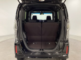 開口部も広く荷物の積み下ろしもしやすいお車となっております。シートの背もたれは5:5の割合で背もたれを可倒でき、前後のシートスライドもできるので荷室をひろげることができます。
