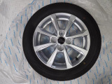 実車はアルミホイール組みのスタッドレスタイヤを装着、この車両には夏用タイヤが付属しています。写真は夏用タイヤです。
