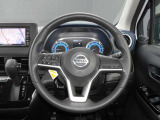 ステアリングハンドルです。オーディオコントロールスイッチが付いて運転中でも手元でオーディオの操作が出来て便利ですよ。