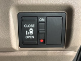 パワースライドドアが付いています。ワンタッチで簡単にお子様でも、お年寄りの方でも、開閉できますからとても便利です。キーレスや車内スイッチでも自動でドアの開閉ができます。