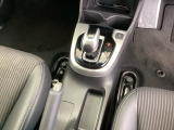 シンプルでとても使いやすいフロアシフトに、パーキングブレーキはハンドタイプのサイドブレーキです。