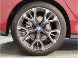 【BMWアロイホイル】軽量かつ強度に拘ったアロイホイル。走行性能ポテンシャルを引き出す設計。車の足元を引き締めてくれる大きなポイントはアロイホイルです。