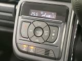 【オートエアコン】一度お好みの温度に設定すれば、車内の温度を検知し風量や温度を自動で調整。暑い&hellip;寒い&hellip;と何度もスイッチ操作をする必要はありません。快適な車内空間には必須の機能ですね♪