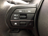 ステアリングにオーディオ操作スイッチが付いています。オーディオ画面に直接タッチしなくても操作が出来ますので、運転に集中できます。