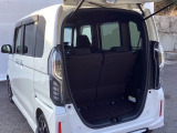 コンパクトボディーなのに、荷室はこんなに広々!たくさん荷物が積めますよ。