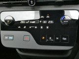 オートエアコンなので温度設定をしておけば後は自動で風量調節してくれます 操作もワンタッチでOKです。シフトレーバーも電制シフトスイッチタイプで使いやすい!!