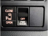 片側電動スライドドアのスイッチ付です。車内からもスイッチひとつで楽にドアの開閉が可能です。電動なので開閉時に力を使う必要がなく、半ドアになることもありません!