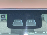 【スマートアシスト】走行中に前方の車両等を認識し、衝突しそうな時は警報とブレーキで衝突回避と被害軽減をアシスト。より安全にドライブをお楽しみいただけます。