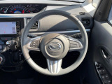 インテリアに合わせたデザインのステアリングは、運転される方のことも考え、運転しやすい形状、大きさです。是非一度、実際に触ってお確かめください。