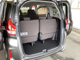 リアシートを倒さなくても、ラゲッジスペースは十分あります。