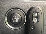 【キーレススタートシステム】カバンやポケットに入れたままでもドアの施錠・解錠が可能なスマートキーを装備。エンジンのオン・オフ時もカギを取り出す必要が無いからとっても便利です♪