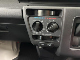 エアコンはダイヤルを回すだけで温度と風量調節ができるので暑い夏や寒い冬も車内快適です♪