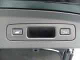 ハンズフリーアクセスパワーテールゲート。スマートキーを携帯していれば、車の下に足をかざせばテールゲートを開けることが可能。予約クローズボタンを押して車から離れるだけで閉めることも可能です。
