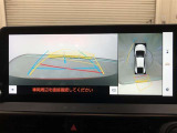 【パノラミックビューモニター(床下透過表示機能付)】クルマを上から見たような画像をディスプレイに表示し、運転席から確認しにくい箇所も確認できます。車両直下及びタイヤ付近のアンダーフロアの確認も可能です