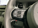 ステアリングにオーディオ操作スイッチが付いています。オーディオ画面に直接タッチしなくても操作が出来ますので、運転に集中できます。